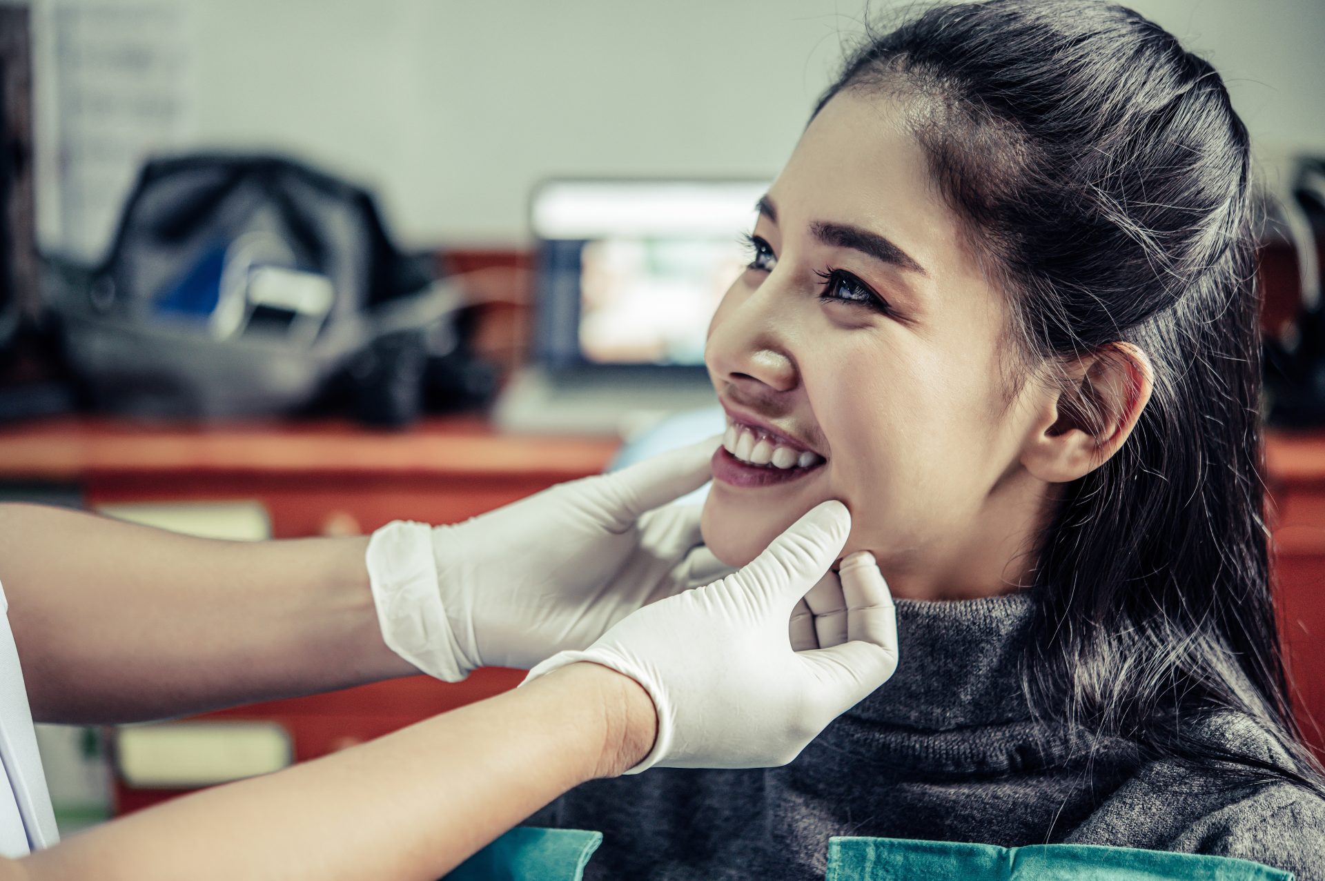 dentist-examines-patient-s-teeth